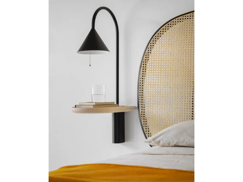 Lampada da parete Ozz Wall S in metallo laccato con piccolo vassoio in Frassino di Miniforms
