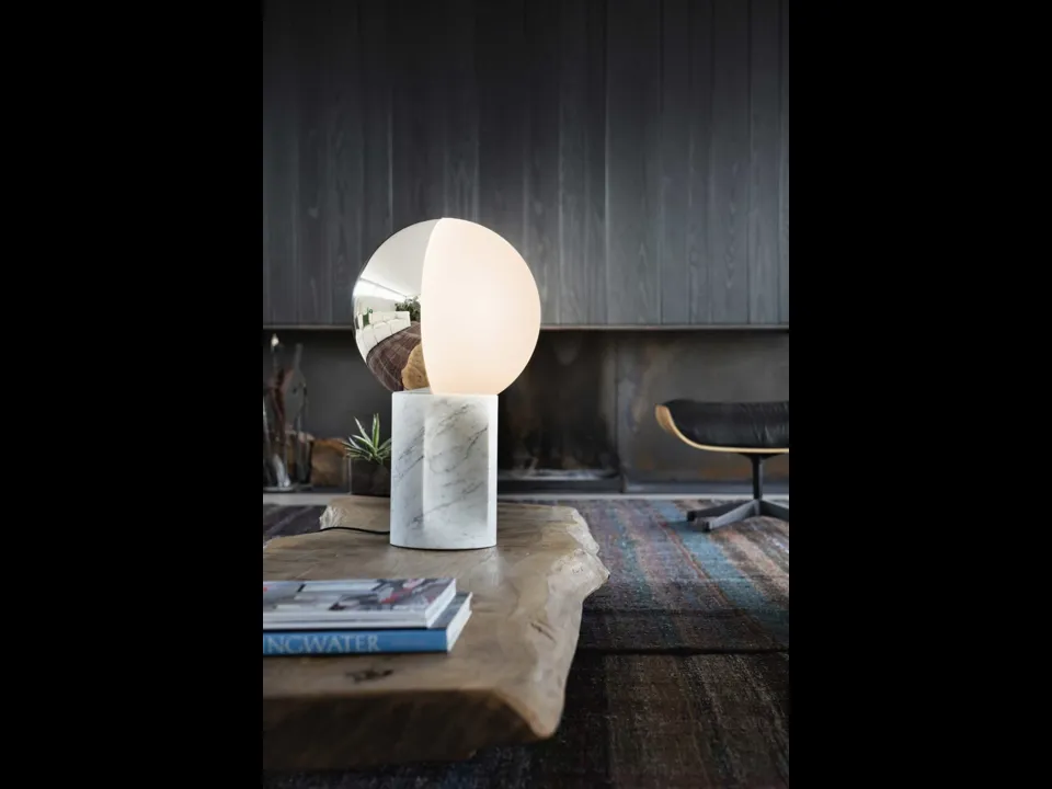 Lampada da tavolo in vetro con base in marmo bianco di Carrara e sfera girevole in vetro bicolore bianco e argento Je Suis di Pentalight