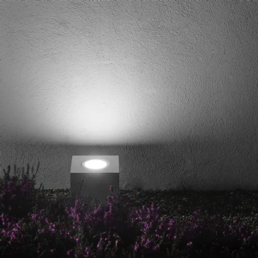 Lampada da esterno cubica realizzata in cemento Q2 di Davide Groppi