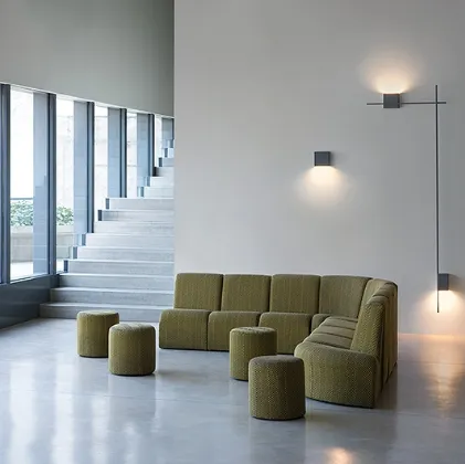 Lampada dalle linee essenziali con volumi cubici Structural di Vibia