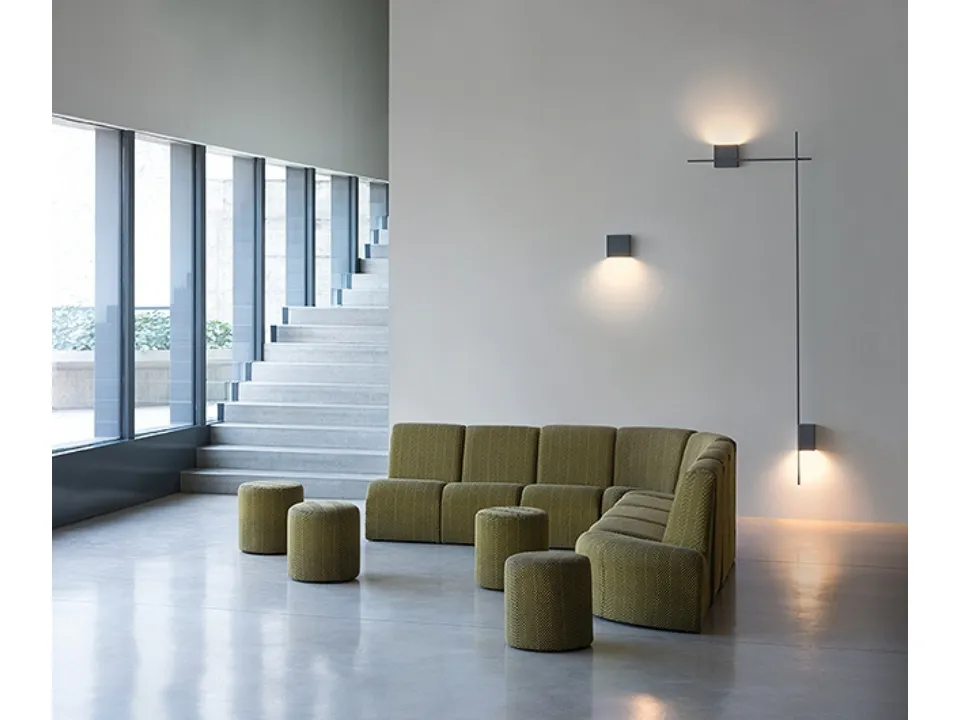Lampada da parete dalle linee essenziali con volumi cubici Structural di Vibia