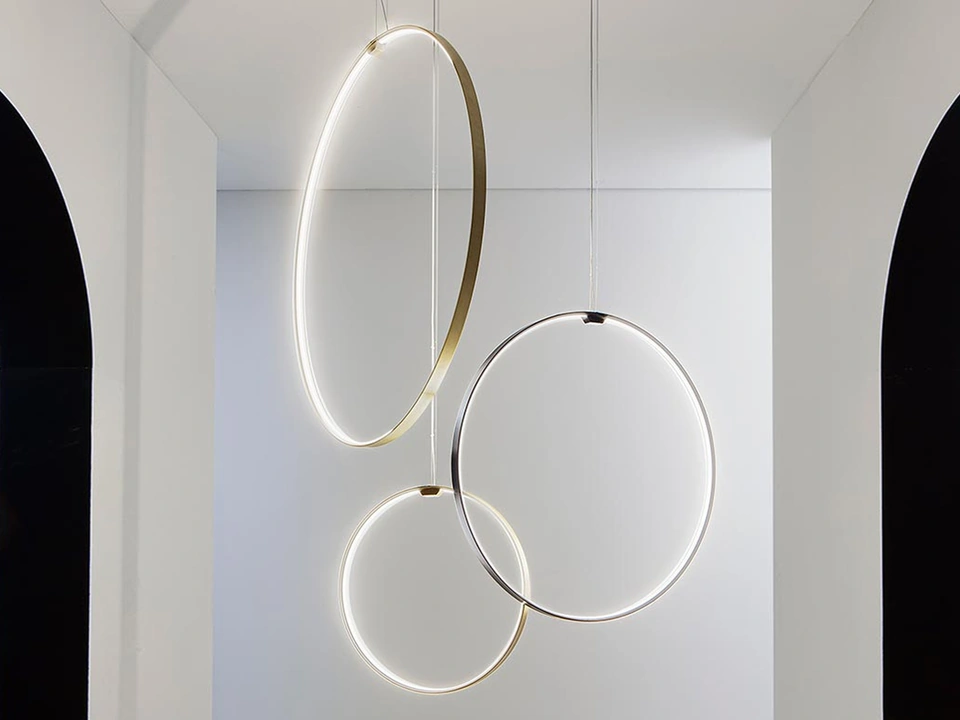 Lampada a sospensione Zero Round Vertical in alluminio estruso curvato di Panzeri