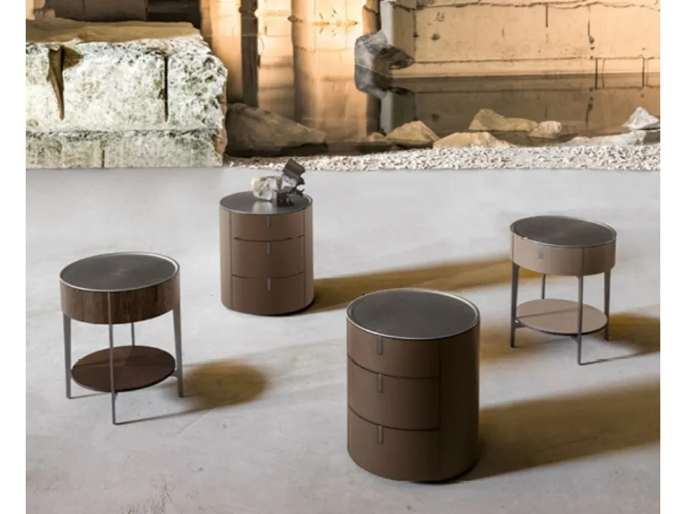 Comodino Round rivestito in cuoio con piano in acciaio di Alivardi Alivar
