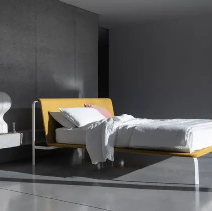 Letto minimal ed elegante con testiera in tessuto e struttura in metallo Bend di Bolzan Letti