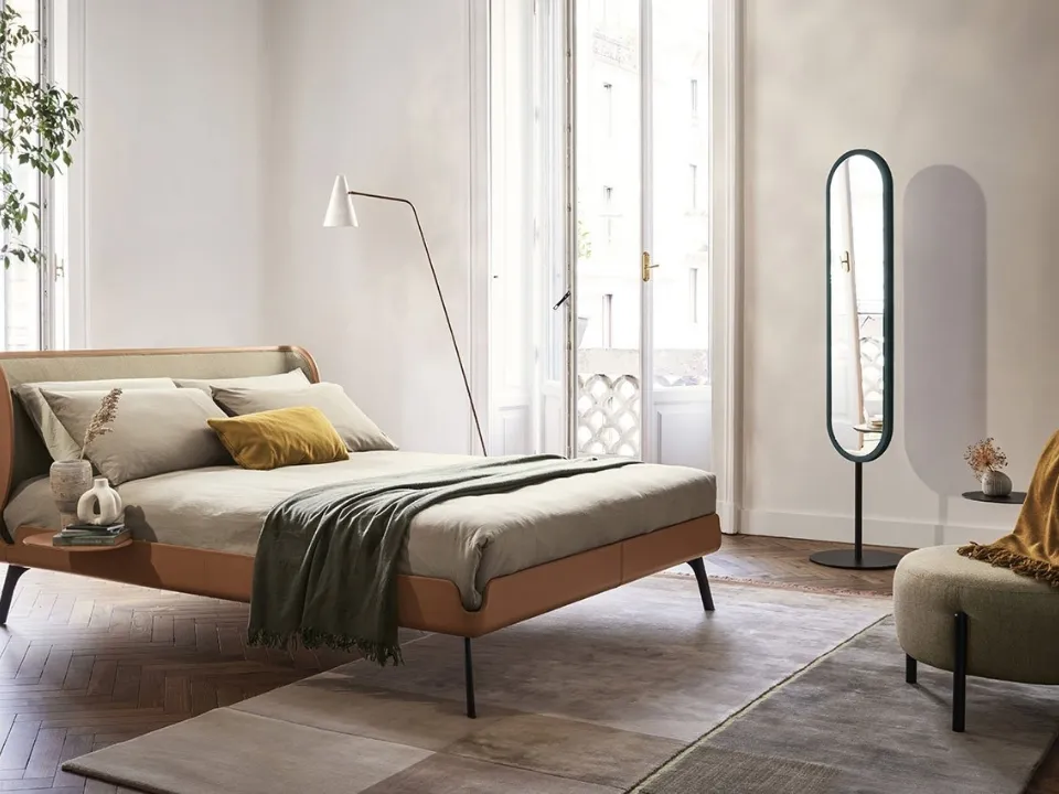 Letto in cuoio con testiera rivestita internamente in tessuto Gabri di Bolzan Letti