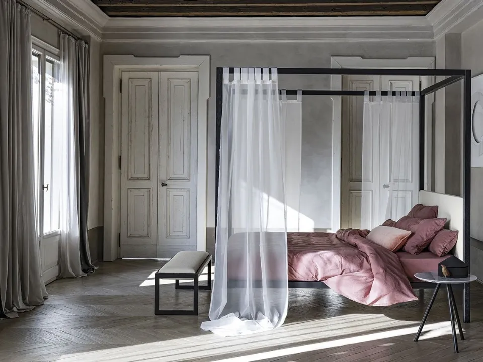 Letto a baldacchino con struttura in legno di frassino massello e testiera rivestita in tessuto Ceylon di Bolzan Letti