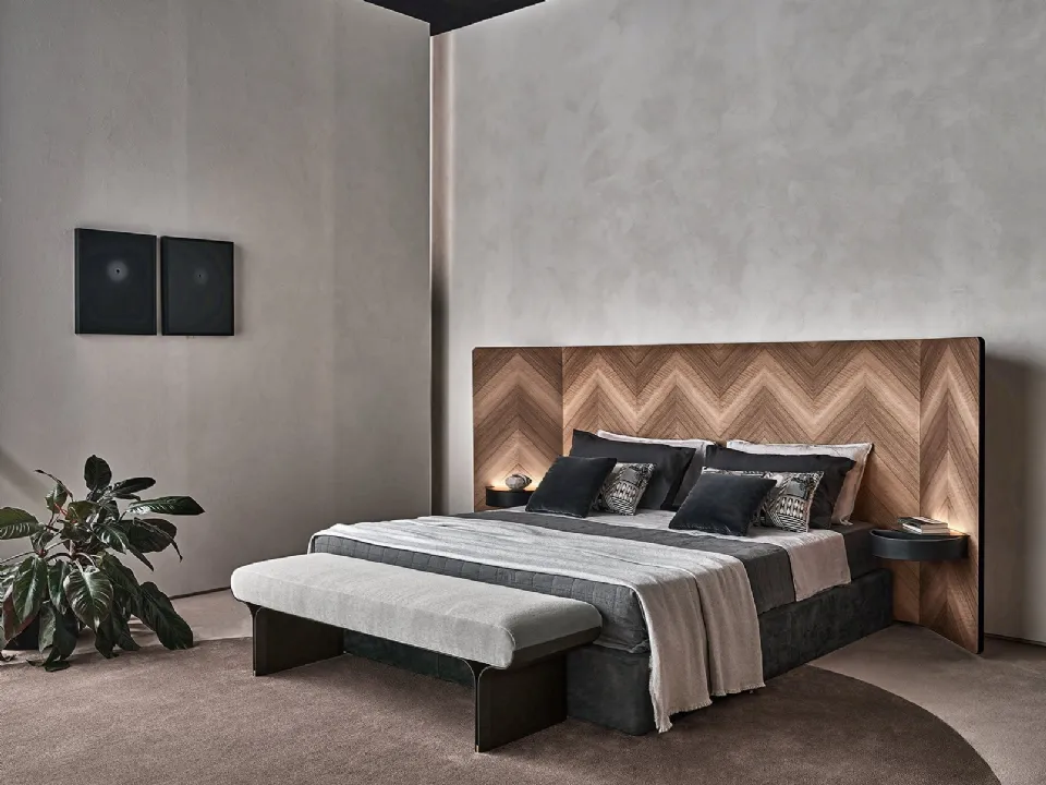 Letto con testiera boiserie in legno intarsiato a spina di pesce con pannelli laterali orientabili e giroletto in tessuto imbottito Eve di Gallotti&Radice
