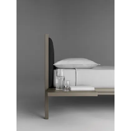Letto matrimoniale Frame Platinum in metallo con testiera imbottita di Fantin