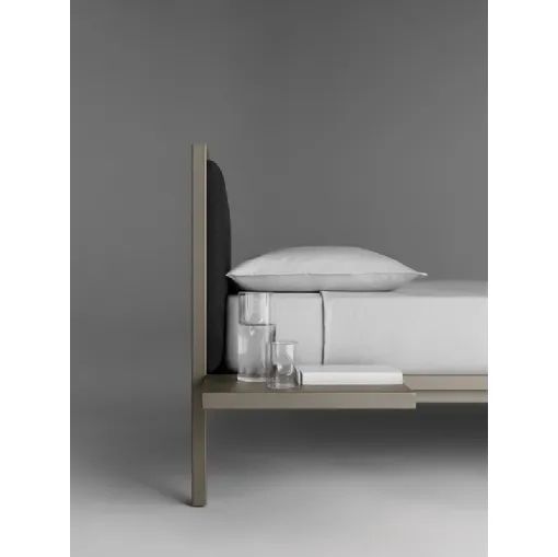Letto matrimoniale Frame Platinum in metallo con testiera imbottita di Fantin