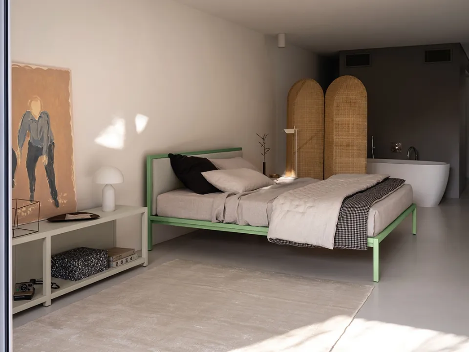Letto matrimoniale Frame Sage Green in metallo con testiera imbottita di Fantin