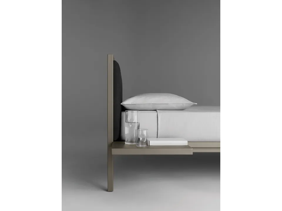 Letto in metallo con testiera in tessuto imbottito Frame Platinum di Fantin