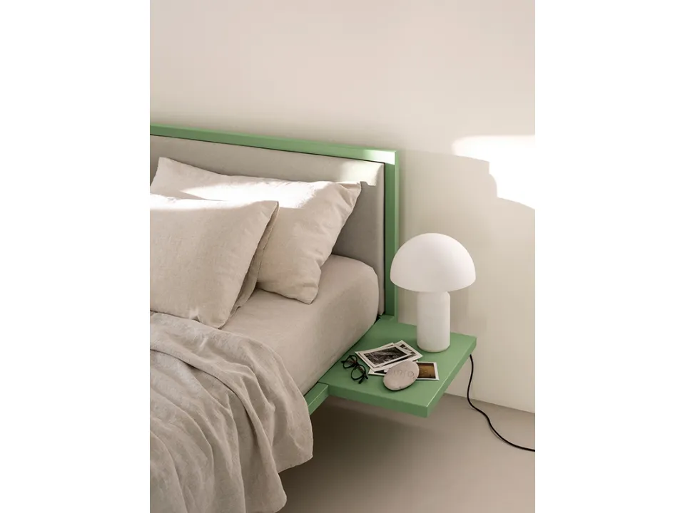 Letto matrimoniale Frame Sage Green con comodino integrato di Fantin