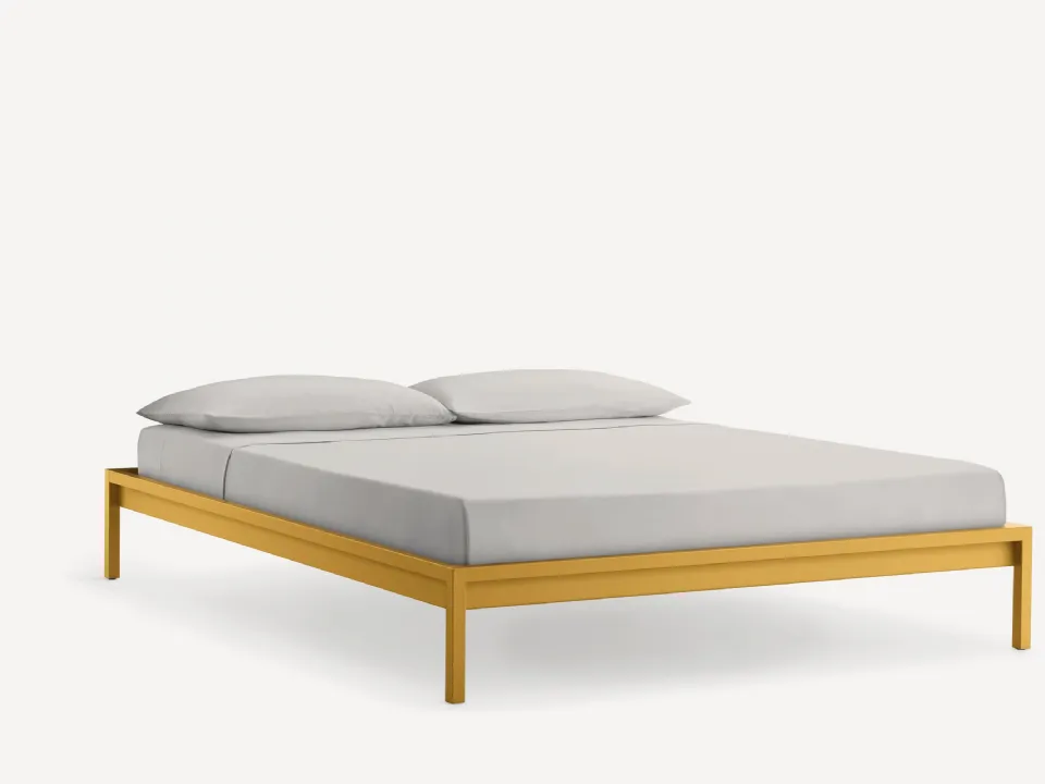 Letto matrimoniale dalle linee essenziali Frame Sommier Gold in metallo di Fantin