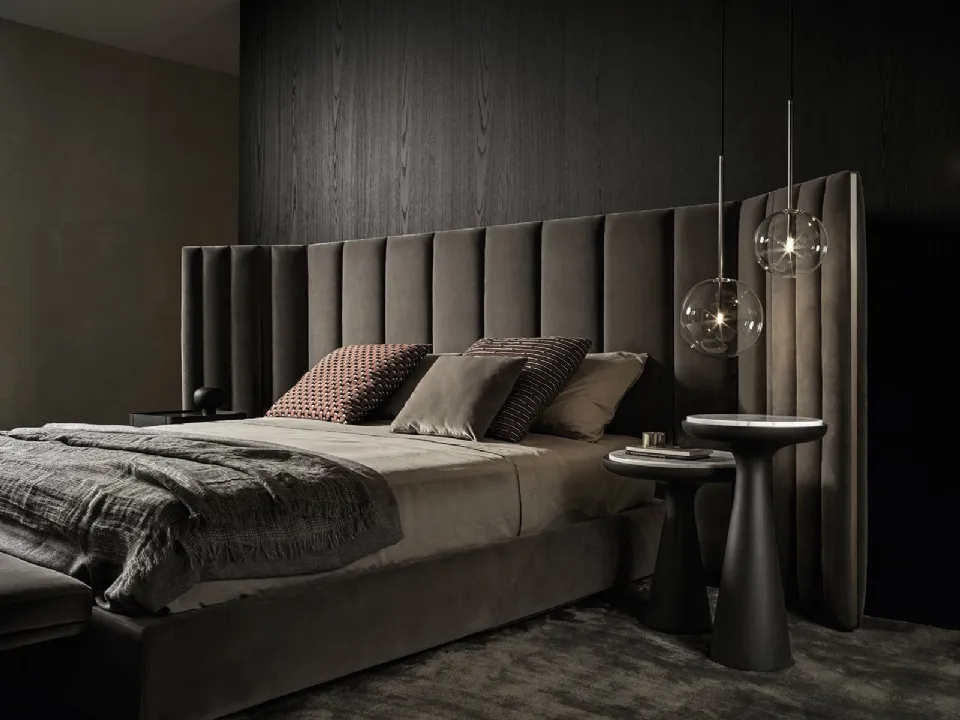 Letto in tessuto con grande testiera autoportante imbottita con pannelli laterali orientabili Yuki di Gallotti&Radice
