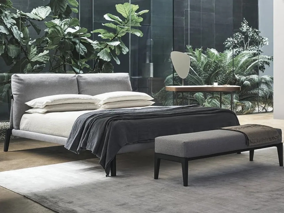 Letto con testiera in tessuto imbottito Kriss di Bonaldo