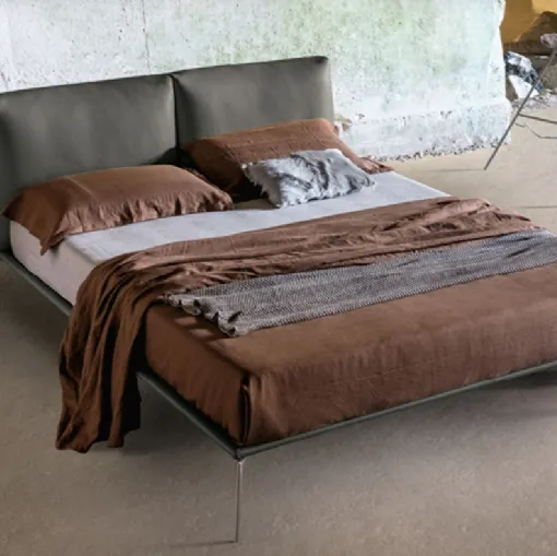 Letto con testiera in pelle imbottita Papillon di Alivar