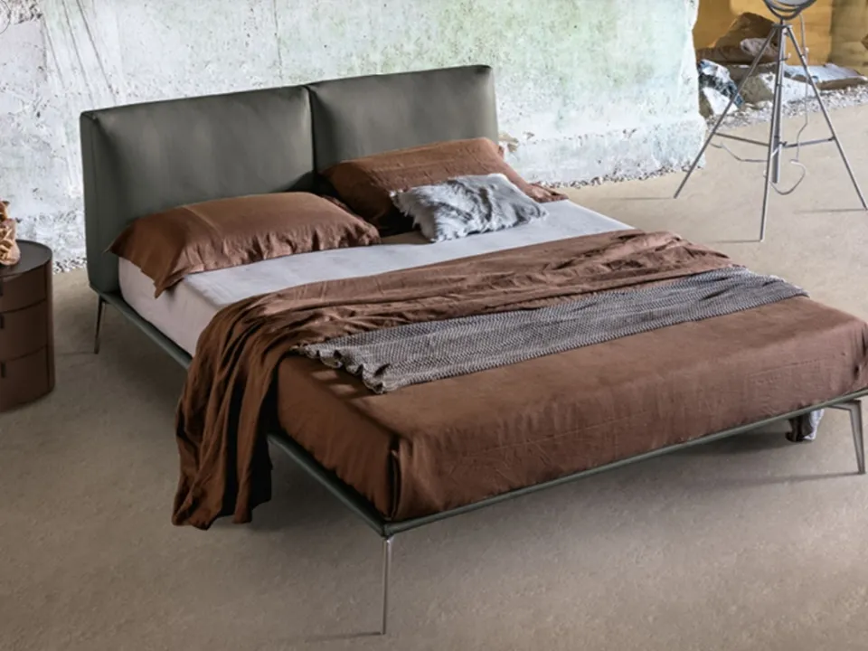 Letto con testiera in pelle imbottita Papillon di Alivar