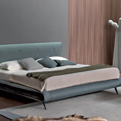 Letto in tessuto imbottito con testiera Saddle Bed di Bonaldo