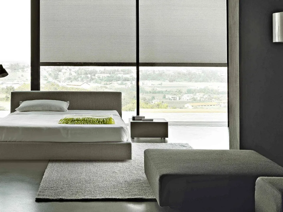 Letto dal design lineare in tessuto completamente sfoderabile con testiera Softland di Lema