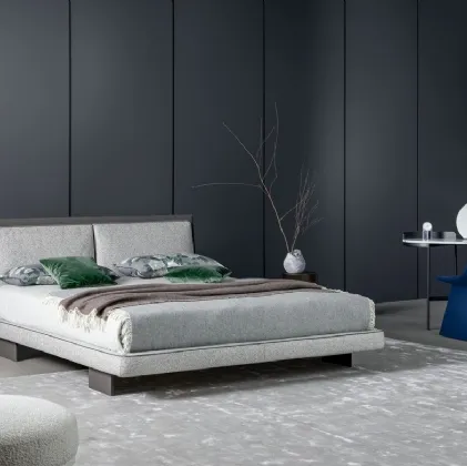 Letto matrimoniale Tara in tessuto e pelle di Bonaldo