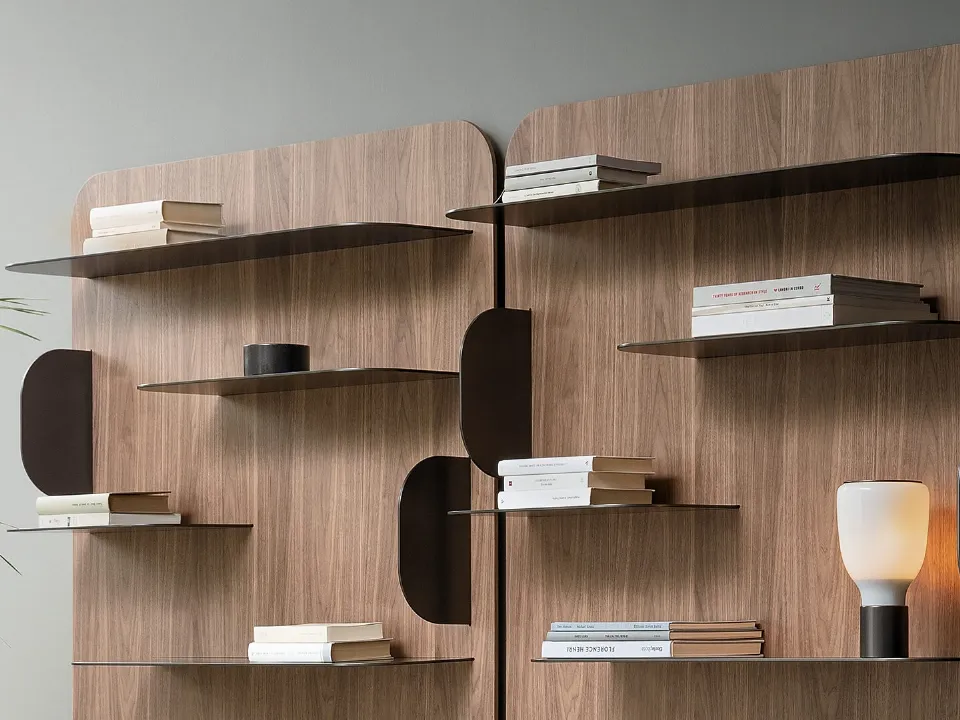 Libreria a muro Blabla in legno con ripiani in metallo di Bonaldo