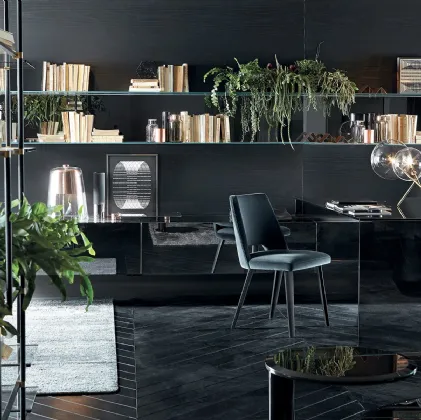 Libreria sospesa Drizzle con struttura in alluminio nero, reggipiani in ottone satinato e piani in cristallo extralight di Gallotti&Radice