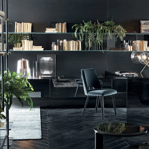 Libreria sospesa Drizzle con struttura in alluminio nero, reggipiani in ottone satinato e piani in cristallo extralight di Gallotti&Radice