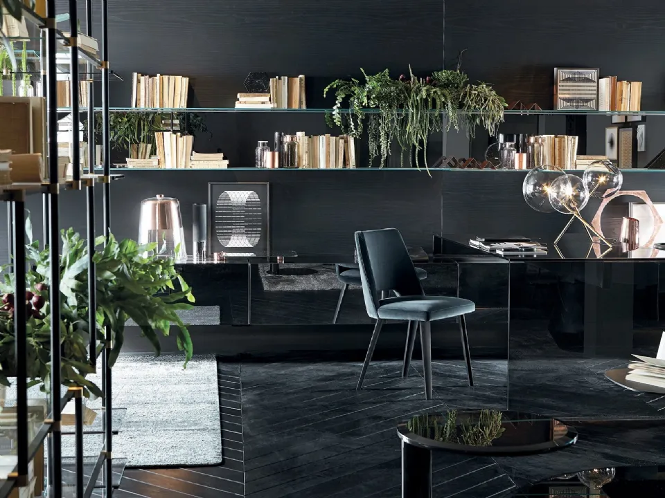 Libreria sospesa Drizzle con struttura in alluminio nero, reggipiani in ottone satinato e piani in cristallo extralight di Gallotti&Radice