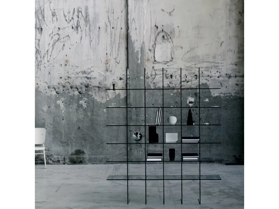 Libreria divisoria Glass Shelves realizzata interamente in cristallo trasparente di Glas Italia