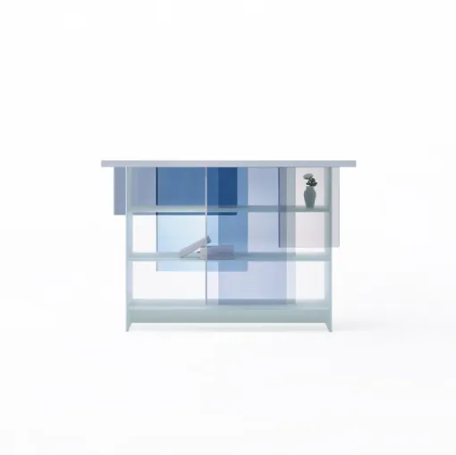 Libreria Layers in cristallo extrachiaro opaco bianco con ripiani schermati parzialmente da ante scorrevoli in vetro colorato azzurro, grigio e viola di Glas Italia