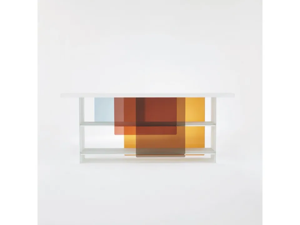 Libreria Layers in cristallo extrachiaro opaco bianco con ripiani schermati parzialmente da ante scorrevoli in vetro colorato arancio, rosso e marrone di Glas Italia