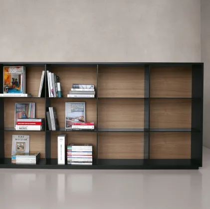 Libreria con scocca in alluminio, schiena in MDF rovere e ripiani in vetro fumé Monolith 02 di Extendo