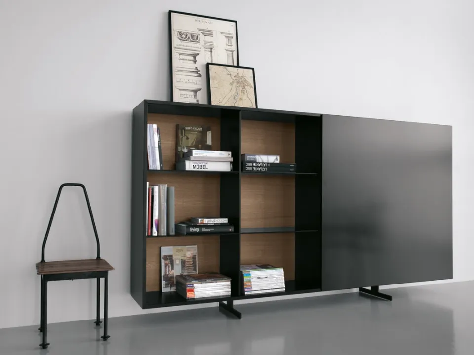 Libreria con scocca in alluminio, schiena in MDF rovere e ripiani in vetro fumé con piedini Monolith configurazione 02 di Extendo
