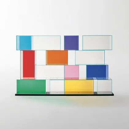 Libreria divisoria bifacciale Quantum in cristallo extralight e cristallo colorato con base in legno di Rovere laccato Nero di Glas Italia