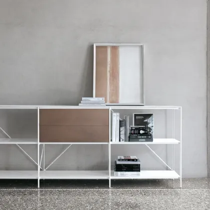 Libreria in alluminio bianco con frontali in laccato effetto rame con top in marmo bianco XY configurazione 31 di Extendo