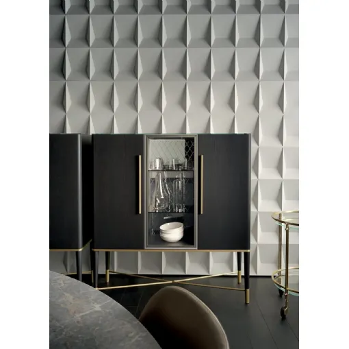 Madia Tama Vitrine in frassino tinto nero e cristallo con parti metalliche laccate ottone satinato di Gallotti&Radice