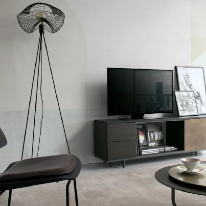 Mobile Porta Tv con ante in rovere affumicato e laccato metallo ottone e top in marmo nero Atelier configurazione 03 di Extendo