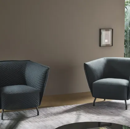 Poltroncina Arno in tessuto imbottito con trapuntatura o liscio di Bonaldo