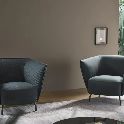Poltroncina Arno in tessuto imbottito con trapuntatura o liscio di Bonaldo