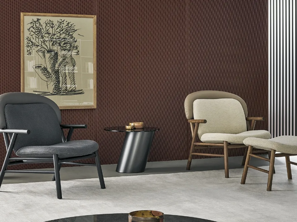 Poltroncina Morgana in tessuto con struttura in legno di Bonaldo