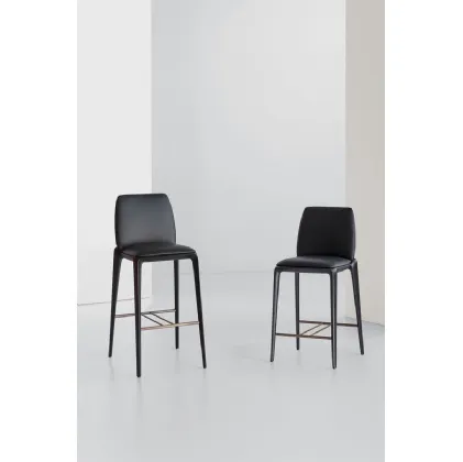 Sgabello in due altezze Hiru in pelle con struttura in legno di Potocco