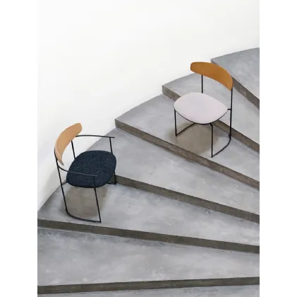 Sedia Keel Light con struttura in tondino metallico, schienale in massello di Frassino e seduta in tessuto di Potocco