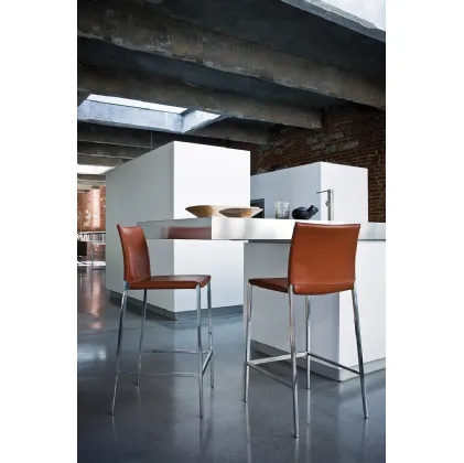Sgabello in cuoio con struttura in lega di alluminio Lio - Leo Stool di Zanotta