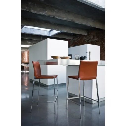 Sgabello in cuoio con struttura in lega di alluminio Lio - Leo Stool di Zanotta