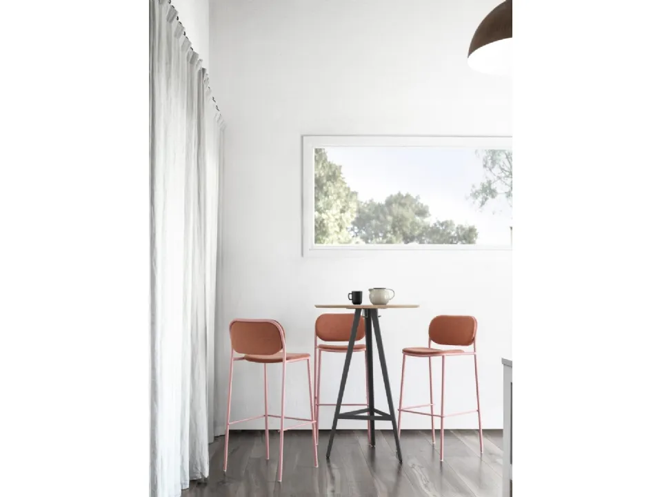 Sgabello impilabile in tessuto e metallo Metis PAD Stool di TrabA'
