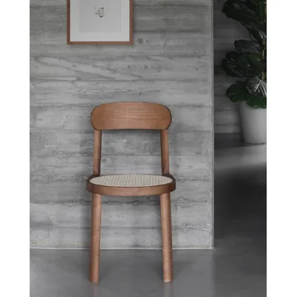Sedia impilabile in legno di Frassino tinto Noce con seduta in paglia di Vienna Brulla di Miniforms