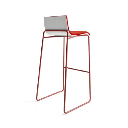 Sgabello impilabile Bee 2590 di Bross Italia