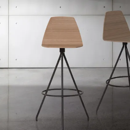 Sgabello Sila in legno con gambe in metallo di Sovet