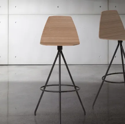 Sgabello Sila Stool in legno con gambe in metallo di Sovet