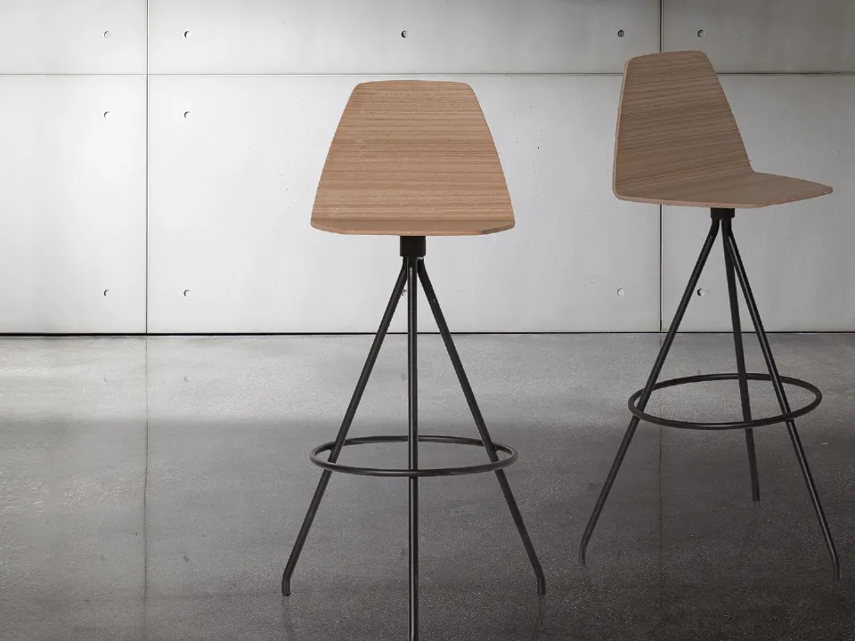 Sgabello Sila Stool in legno con gambe in metallo di Sovet